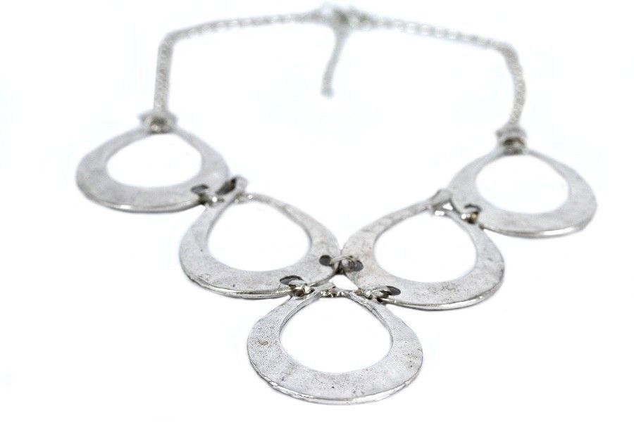Le collier ethnique femme est envoyé dans sa jolie pochette. Le collier ethnique femme est envoyé dans sa jolie pochette.