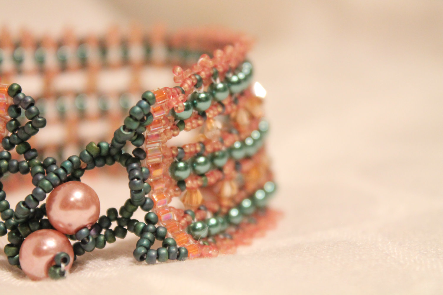 La Perleraie, vente en ligne d'apprêts pour bijoux, perles de verre et perles de rocaille Perles & Co, spécialiste depuis de la vente en ligne de perles et composants pour la bijouterie fantaisie avec plus de 60 références en stock! Notre catalogue comprend les plus grandes marques de perles et de composants, ainsi qu'un vaste choix d'outils et d'accessoires indispensables à la création.