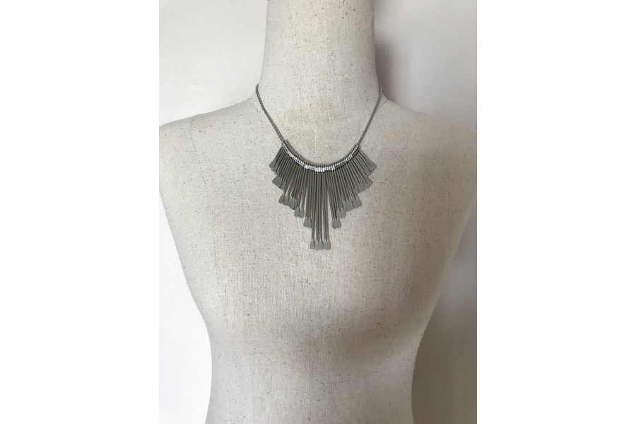 Collier Ethnique Argenté Avec Pendentif - Chaîne Plongeante Occasion