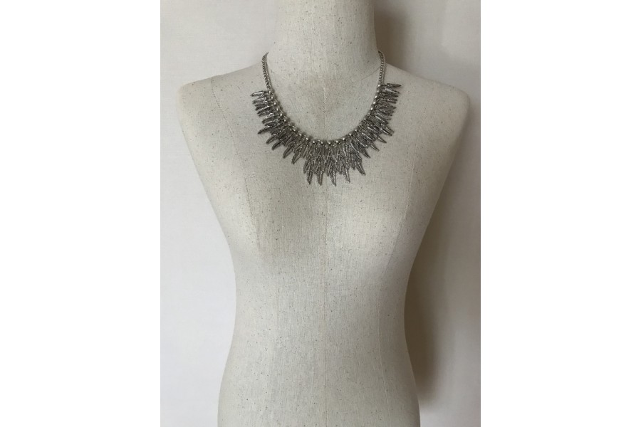 Collier Plastron Large Tresse Métal Argenté Et Perles Jais – Noir/gris – Gothique