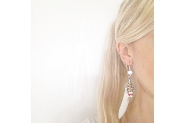 Boucles D'oreilles Pendantes Asymétriques Plumes Marron Et Blanc Rayé - ILE Ø PERLES