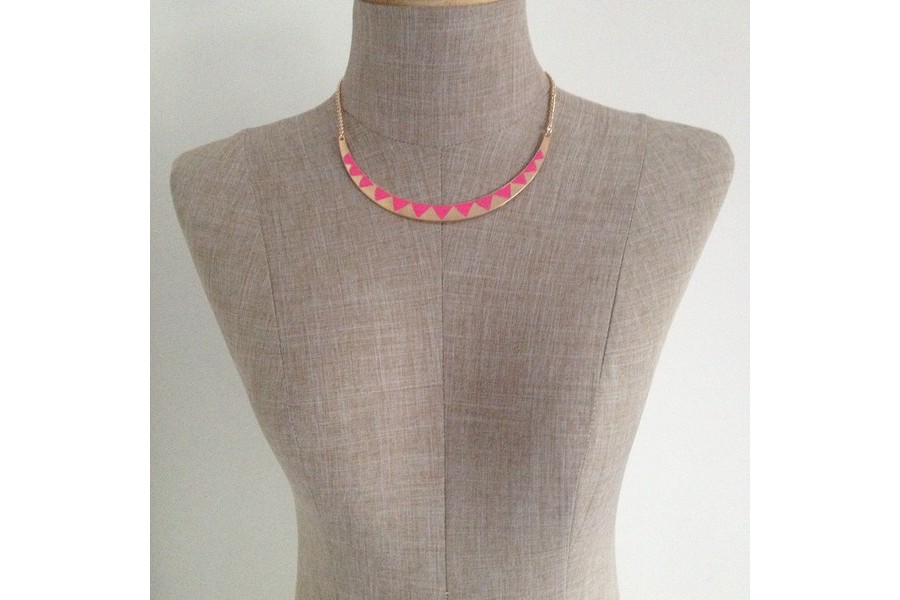 collier ras de cou rose fushia collier ras de cou rose fushia