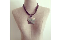 Collier Mi-long En Nacre Montée Sur Cordonnet De Cuir - Occasion - Blanc Nacré