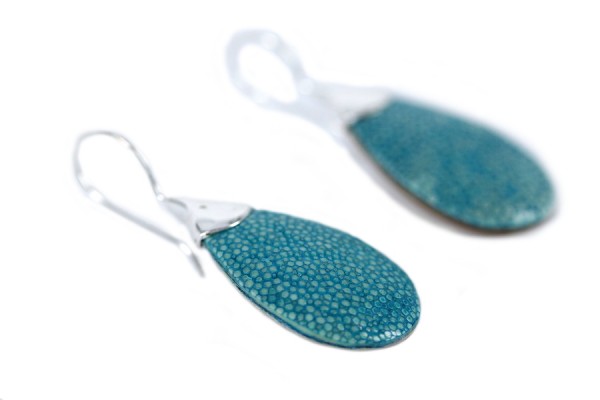 Boucles goutte en galuchat turquoise Boucles goutte en galuchat turquoise