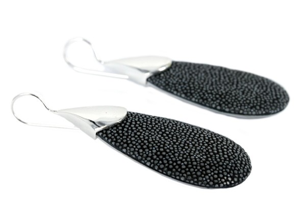 Boucles galuchat Encre Boucles d'oreilles pendantes noires