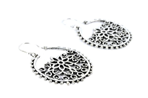 Petites boucles d'oreilles aux motifs ethniques.