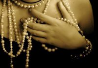 Comment porter un collier de perles ?