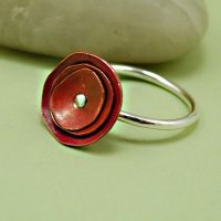 Bijoux fantaisie rouge et parure en pierre de couleur bordeaux