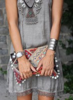 Quels bijoux avec robe grise en dentelle ?