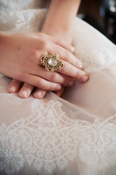 A Quel Doigt Mettre La Bague De Mariage A quel doigt main porter où mettre bague alliance mariage