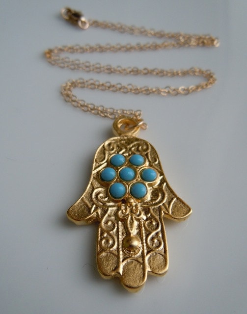 Pendentif en laiton doré main de Fatma avec une pierre