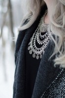 Comment porter un gros collier imposant ?