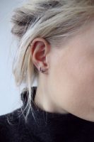 Comment porter une seule mono boucle d’oreille ?