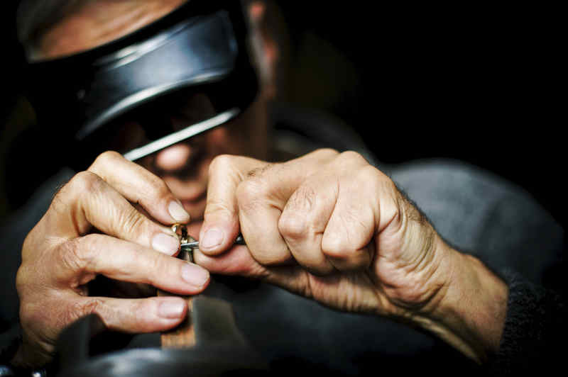 joallier réalisant un bague