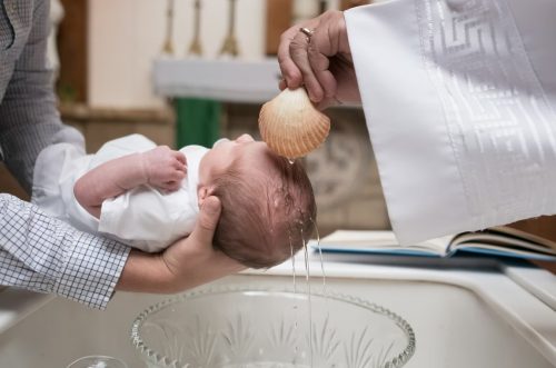 Quel cadeaux personnalisé pour baptême ? invité parrain marraine