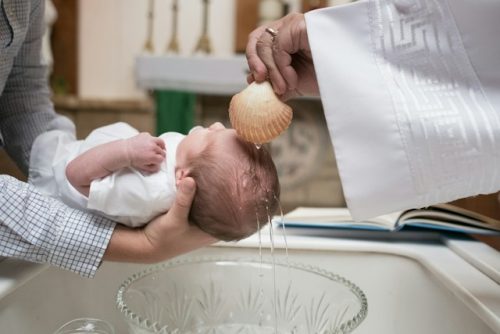 Qui doit offrir la médaille et la chaîne de baptême ?